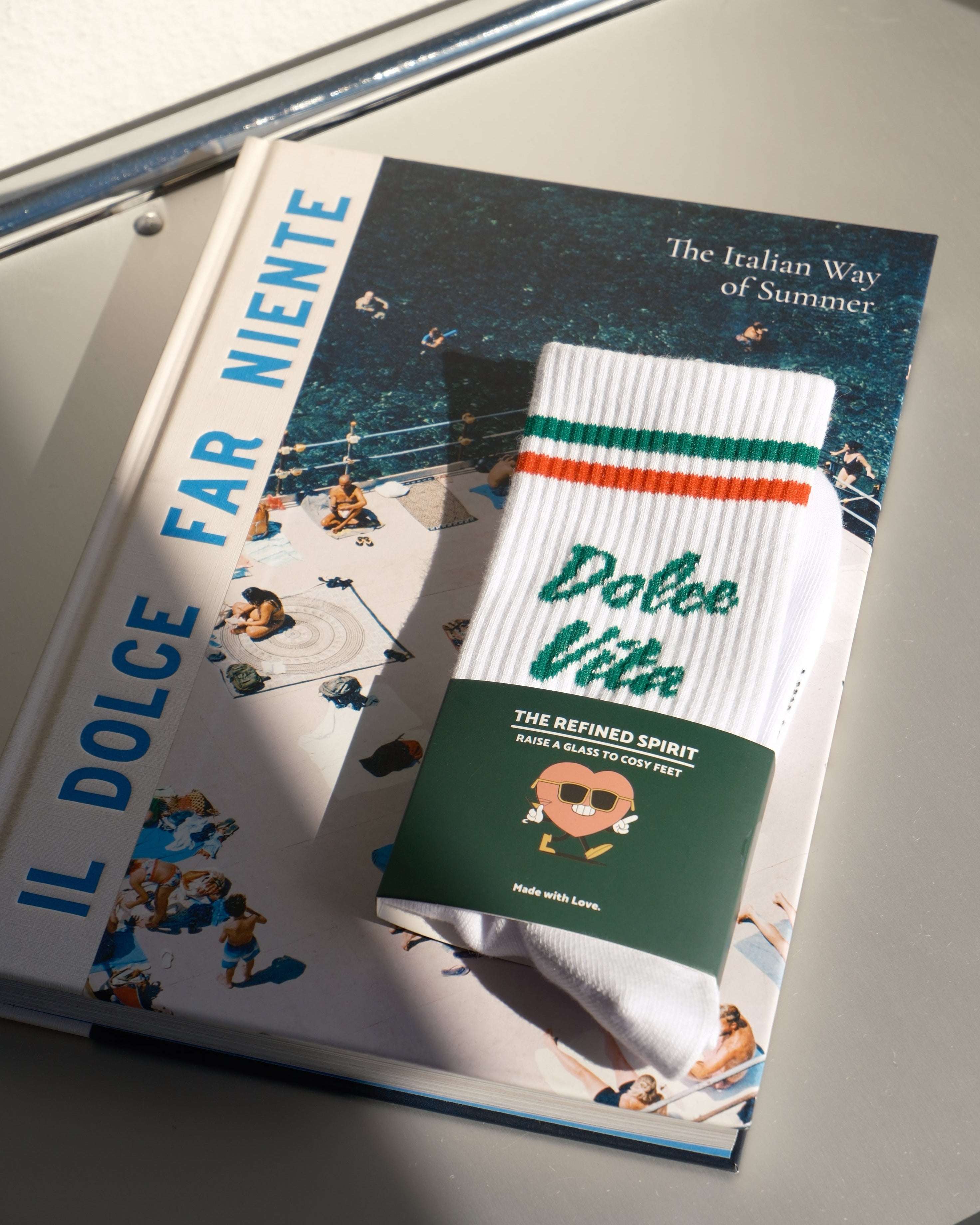 Product display with 'Il Dolce Far Niente' branding on a metallic surface