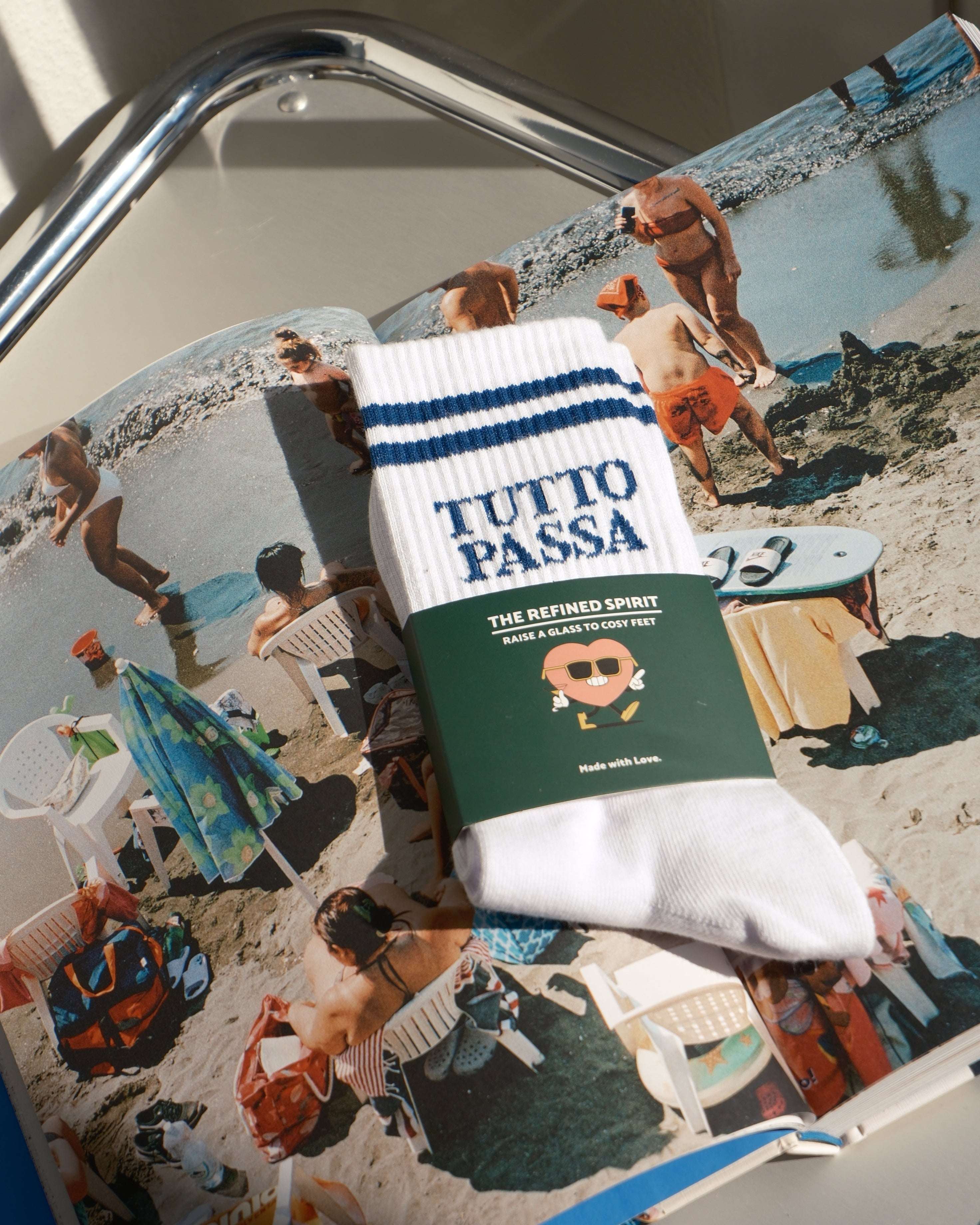 Book titled 'Tutto Passa' on a table with a colorful cover
